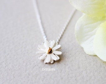 Daisy pendant necklace in silver, Daisy necklace, Everyday necklace, Bridesmaid gift