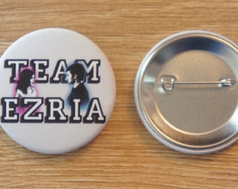 Badge / Pin "TEAM EZRIA" - Pretty Little Liars / PLL / Aria Montgomery / Ezra Fitz / Lucy Hale / Ian Harding