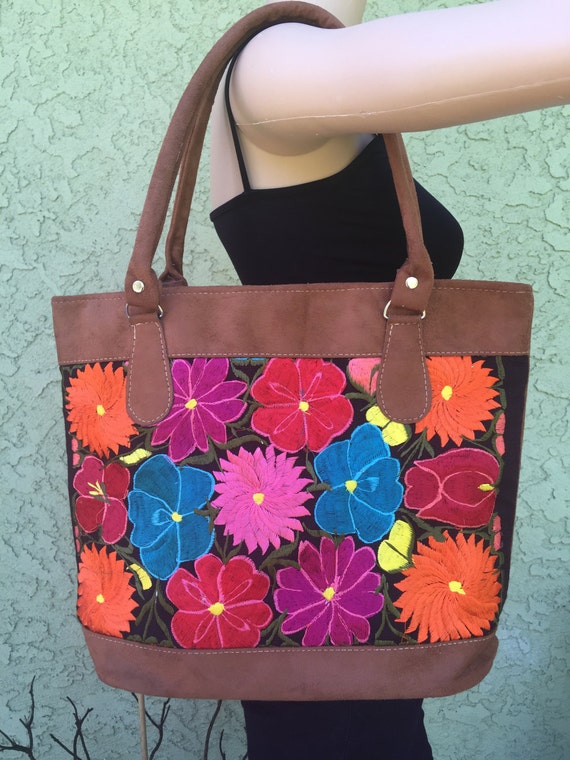 Beautiful embroidered Mexican bag. 100 by ArtesaniasBatyah