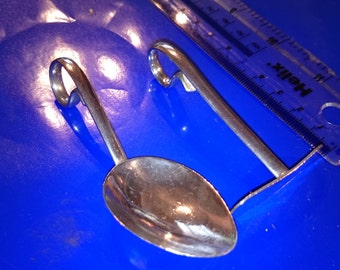 silver child s spoon and pusher Birmingham 1944 maker E J Houlston (30g)