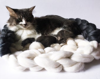Cat Bed, Chunky knit Pet bed, Pet cave, Pet Bedding, Chunky Cat bed, Merino Wool Cat cave, Wool Pet bed, Chunky yarn
