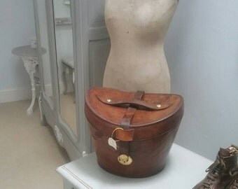 Vintage leather hat box (victorian ) in good condition.