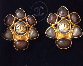 Vintage CHANEL marble brown and taupe color faux pearl flower motif earrings with gold tone CC logo. Perfect Chanel jewelry for party