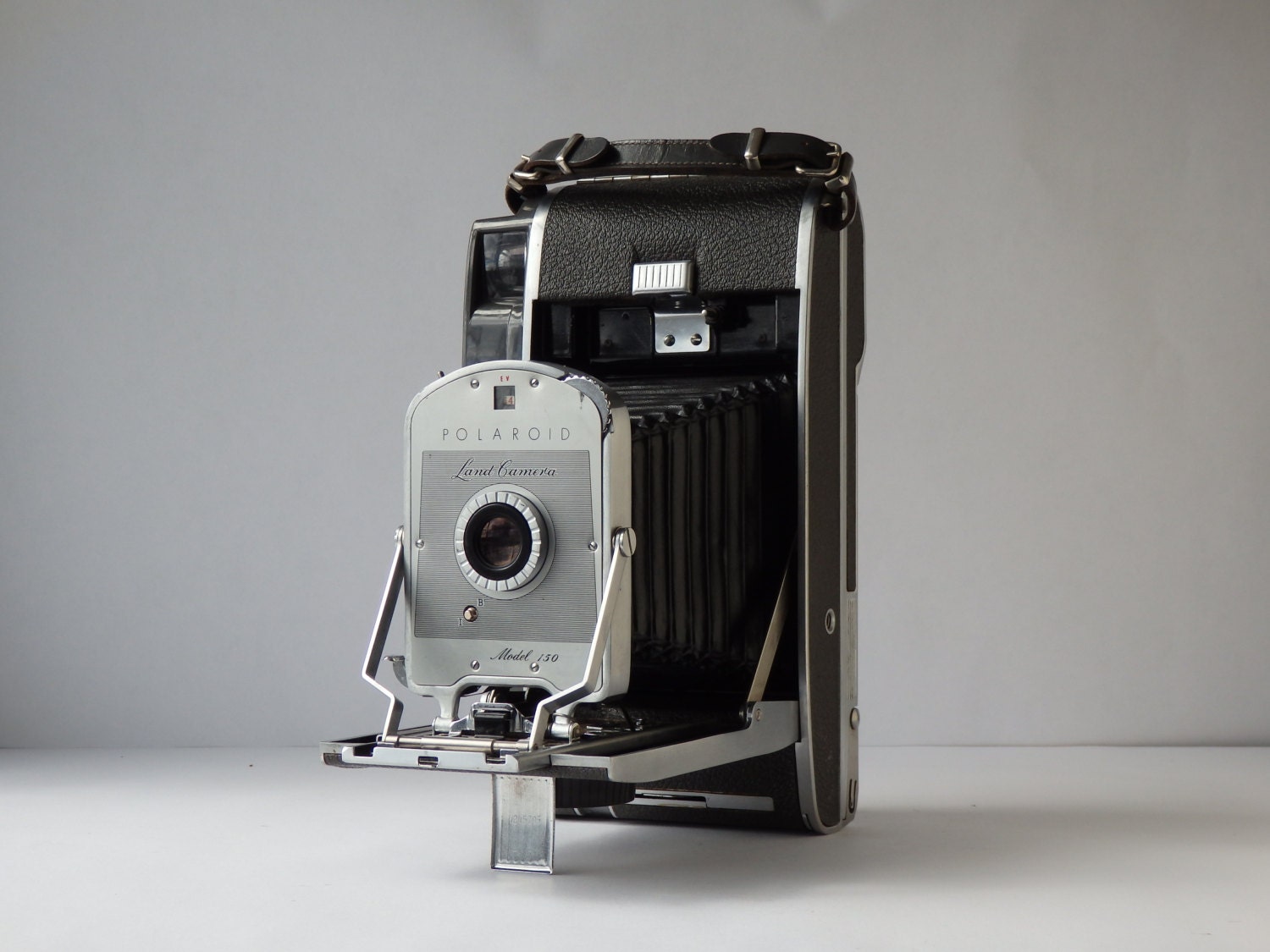 Vintage Film Camera Polaroid Model 150 Land Instant 40 Series