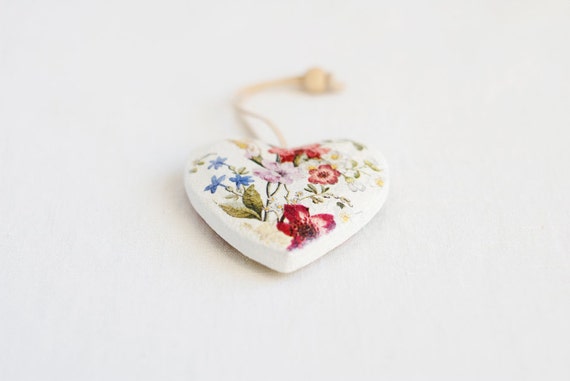 Little heart shaped rustic style wooden ornament "Provence III" - handmade, wedding, gift ideas, provence style, roses, shabby chic, flowers