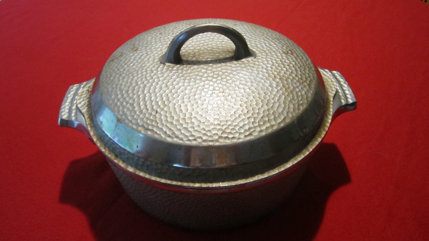 Griswold Hammered Cast Iron Dutch Oven 8 with Hinged Lid.