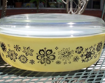 Pyrex Pressed Flowers 045 with Lid - 2 1/2 Quarts