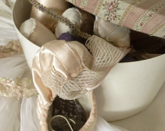 Simply divine, 6 pairs of vintage ballet shoes / pointe shoes in a beautiful old hatbox...CHARMANT!