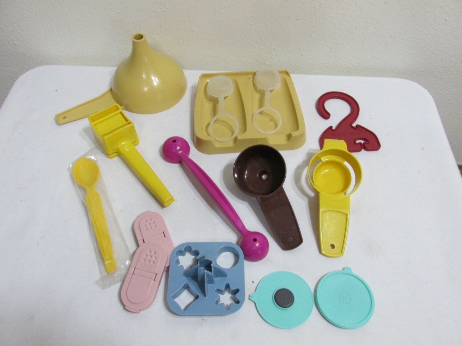 Tupperware Gadgets Set of 15 Different Kitchen Aids Including