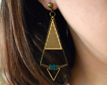 Boucles D'oreilles Créoles Triangle Art Déco - Doré Et Acrylique Jaune - Style Rétro