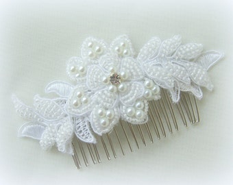 White bridal haircomb Vintage wedding hairpiece Pearls beaded lace tulle comb Bride Hair Accessories White lace fascinator