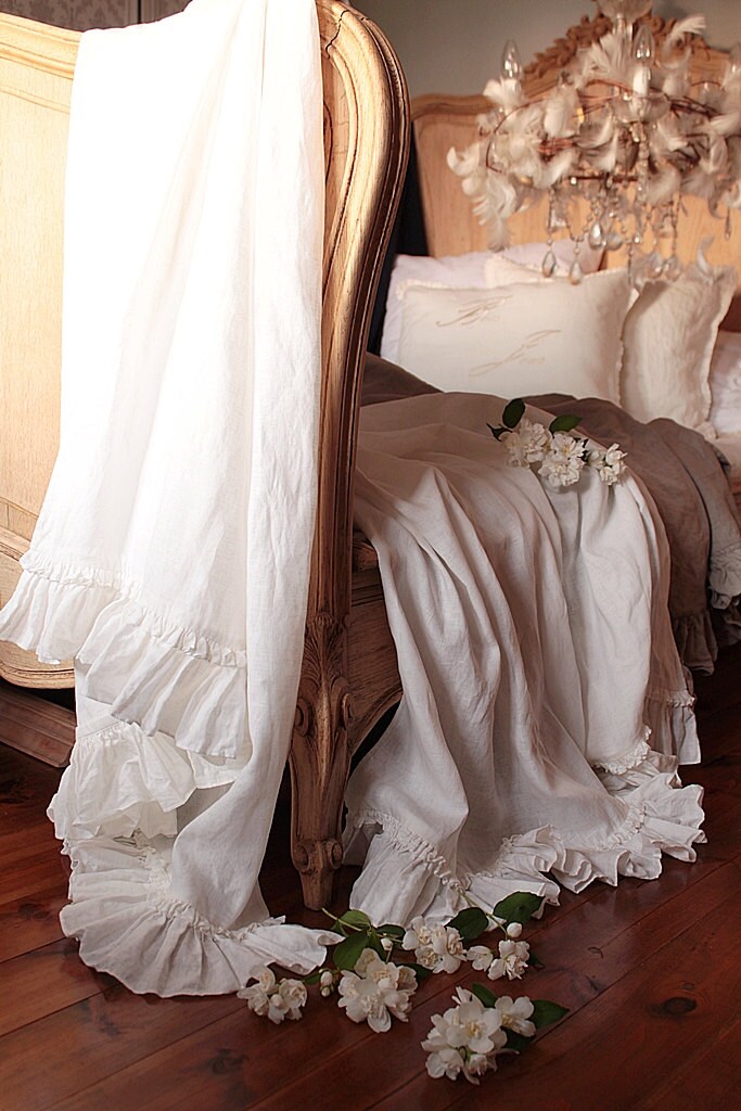 Linen ruffles Bed scarf 'Diane' Vintage style