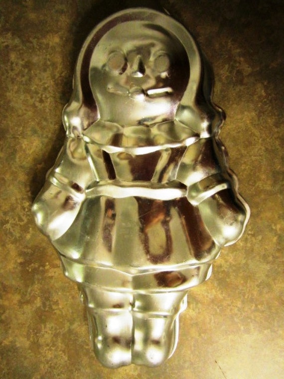 Items similar to Very Cute Vintage Wilton Cake Pan Doll Looks like ...