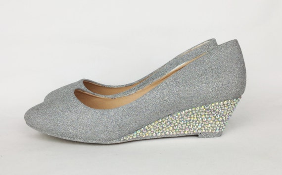 Featured Products Women's s shoe styles are saddle shoes, wedges, stilettos, kitten heel pumps, oxfords, loafers, moccasins, sandals, boots and mules. Learn and shop.