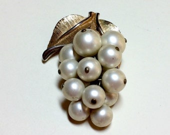 Juicy vintage grape cluster brooch from Park Lane, with pendant loop & articulated faux pearl dangles, grape brooch, Park Lane brooch, 1960s