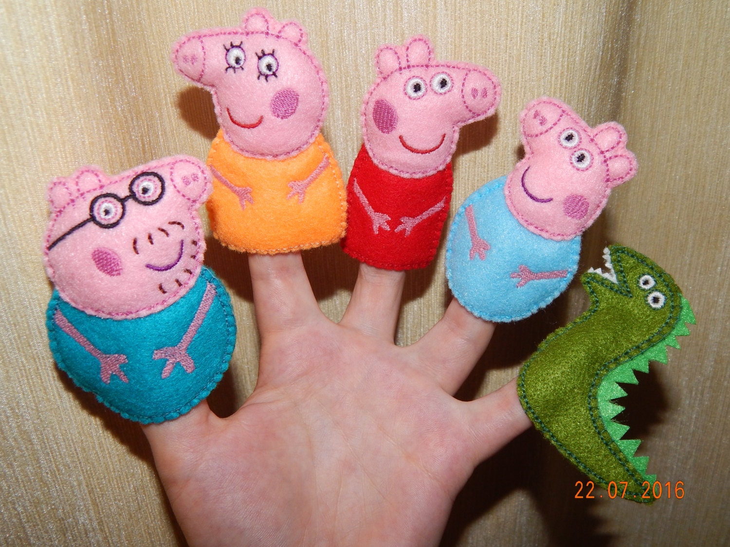 Peppa pig family finger puppets. Felt finger by BBHandcrafts