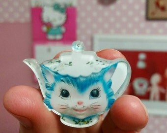 Kitschy cute Miss Priss teapot kitty cat pin badge vintage inspired Lefton kitsch mod