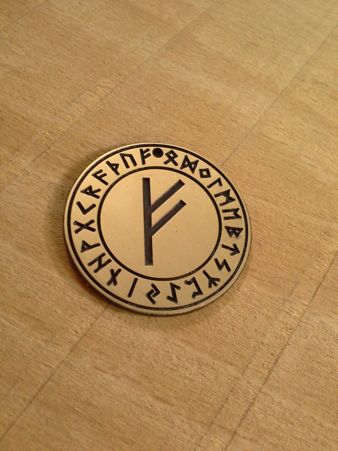Fehu-Runenkreis-Amulett Fehu Rune Simbol Feuer Reichtum