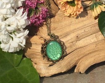 Antique Bronze Plated Pendant Style Necklace with a Green Honeycomb Effect (N022)