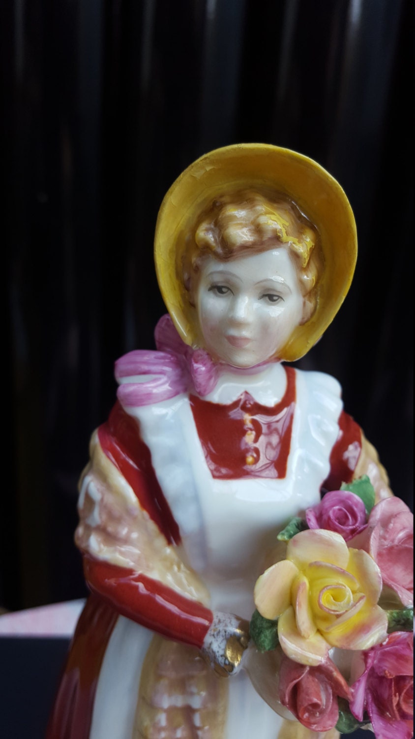 Royal Doulton figurine Old Country Roses HN 3692
