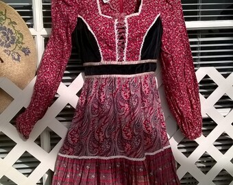 Young Edwardian by Arpeja 1970s Prairie Cinch Bodice Dress in Patchwork Challis, Tiered Shirt PETITE waist 26 Bust 32 to 34