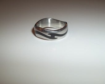 Vintage Signed INOX 316L Stainless Silver Wavy Band Ring With Black Enamel Size 11