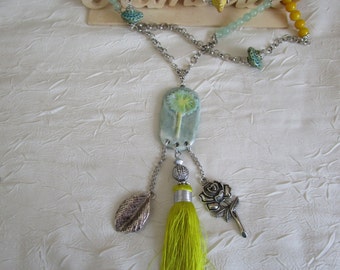 VENDU - Ravissant collier plastron en perles de verre et médaillon argile "Une herbe folle"