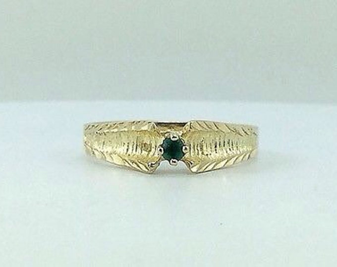 Ladies Vintage Solid 10k gold emerald ring. Green gem. Emerald gold ring. Estate rings. Everyday rings.