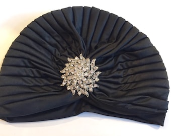 EORUBE Chapeau Turban Vintage Gatsby 1920s – Turban Headwrap Avec Broche Cristal & Plumes, Élégant Pour Soirée Cocktail, Halloween, Carnaval Ou Déguisement
