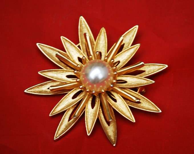 Vintage Large Cathe Brooch Gold and Pearl Flower pin