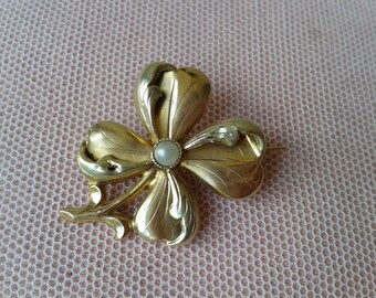 Pretty '' Porte Bonheur '' gold brooch, vintage late 19th century.