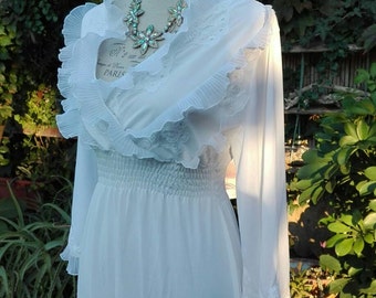 Shabby chic vintage white Nightgown ruffle wedding HALLS wedding woman white elegant VINTAGE nightgown White