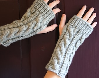 Kate's Cable-Knit Fingerless Glove in Grey