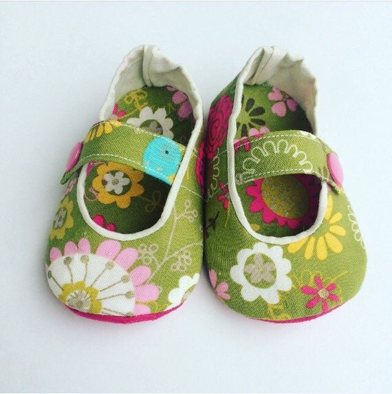 Items similar to Baby Mary Janes: 3-6 month shoes on Etsy