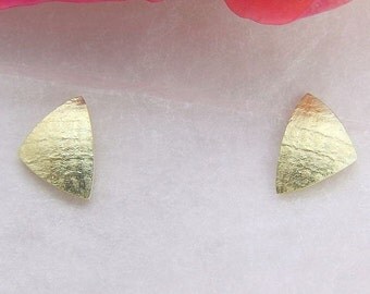 Earrings gold 585 /-, triangle 7.5 mm textured paper, handmade