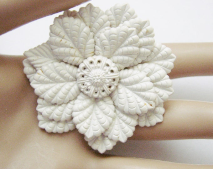 1940s Vintage White Floral Textured Brooch / Molded Plastic / Retro Jewelry / Jewellery