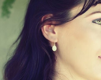 gold disc earrings, oval gold dangle earring, delicate earrings, hammered earrings, disk earrings, tiny gold earrings