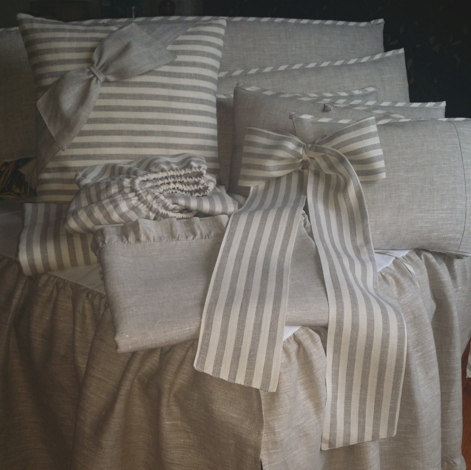 Gender neutral bedding set from natural linen /// Crib