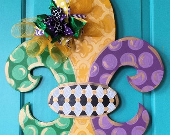 Its Mardi Gras, SimplyaDOORable style! Fleur de lis wood door hanger, Fleur de lis wreath, Mardi Gras decor, fleur de lis, mardi gras wreath
