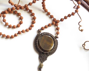 Tiger's Eye and natural Rudraksha seeds on brown Macrame Mala necklace - Collier mala Oeil du tigre avec graines naturelles de rudraksha