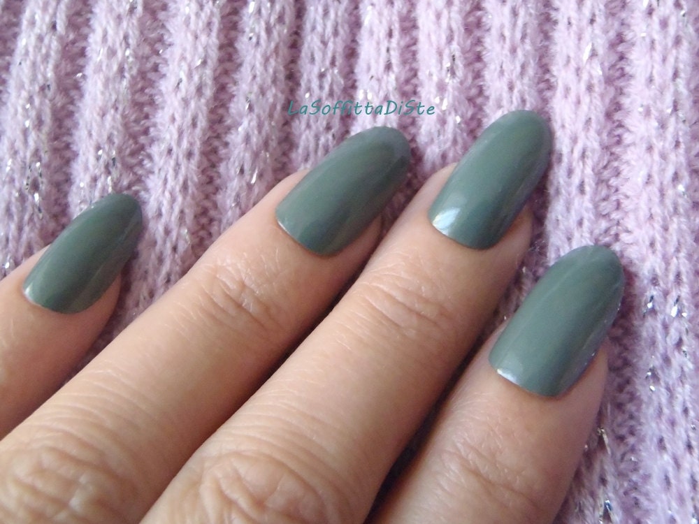 Unghie verde oliva ovali unghie finte mandorla chic nail art