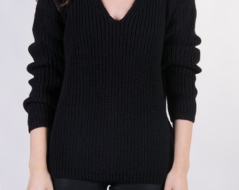 the Raglan V in Black -knitted sweater (V neck raglan sleeve cozy minimal pullover)