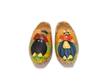 FREE SHIPPING! - Vintage Set of 2 Small Dutch Wood Shoes, Made in Holland, Wood Shoe Wall Hanging, Small Dutch Clogs, Dutch Wood Clogs
