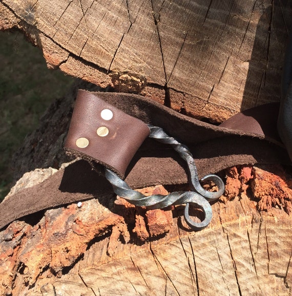 Hand iron circular belt buckle