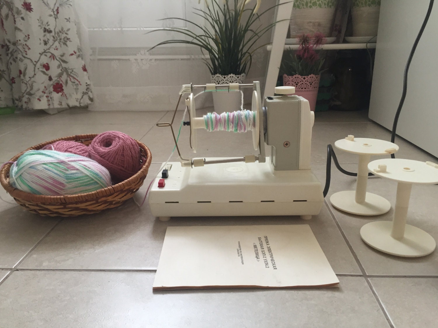 Electric spinning wheel