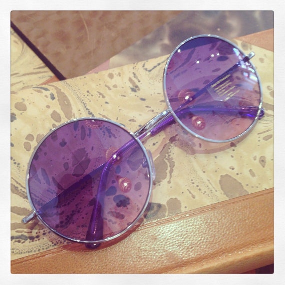 Retro sunglasses: John Lennon style 60's model round light purple medium size.