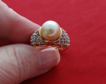 High end vintage new old stock NOS size 5.75 gold tone ring with art deco styling and pearl and clear rhinestone accents in unworn condition