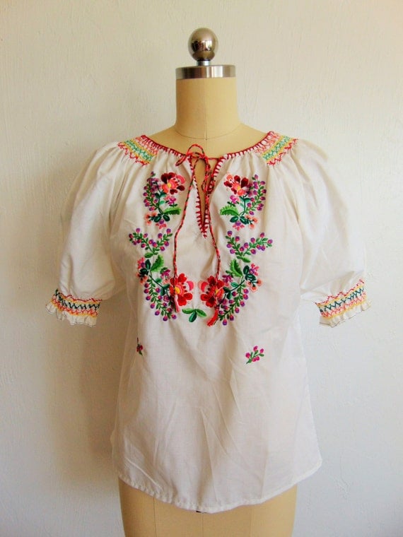 70s BOHO peasant style Floral Embroidered smocked blouse size