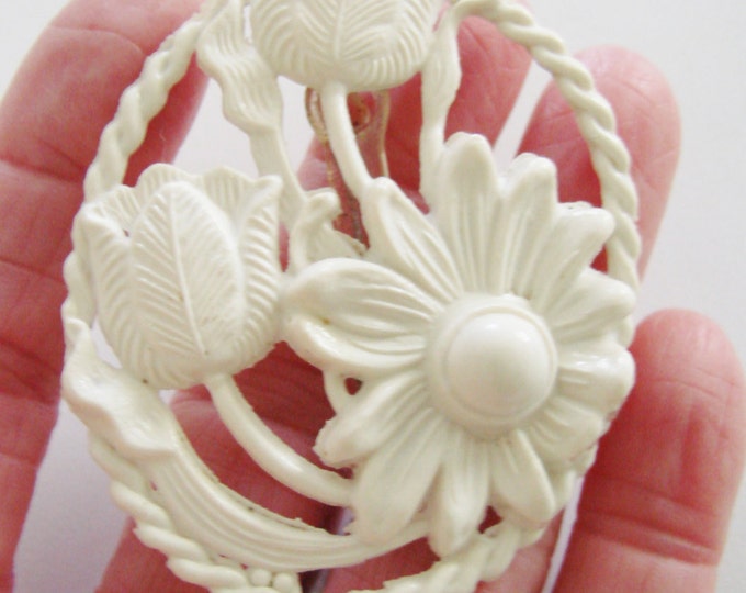Large 30s 40s White Textured Floral Brooch / Vintage Jewelry / Jewellery