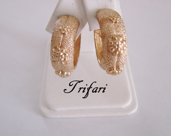 Vintage Trifari Textured Goldtone Hoop Clip Earrings / Designer Signed / Beaded Flowers / Jewelry / Jewellery
